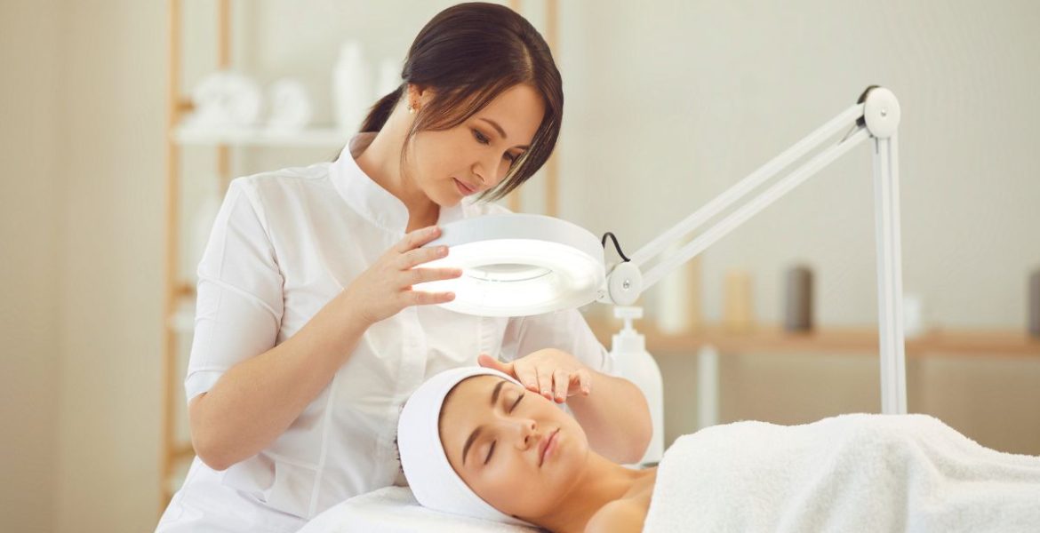 Szalonos arctisztítás közben