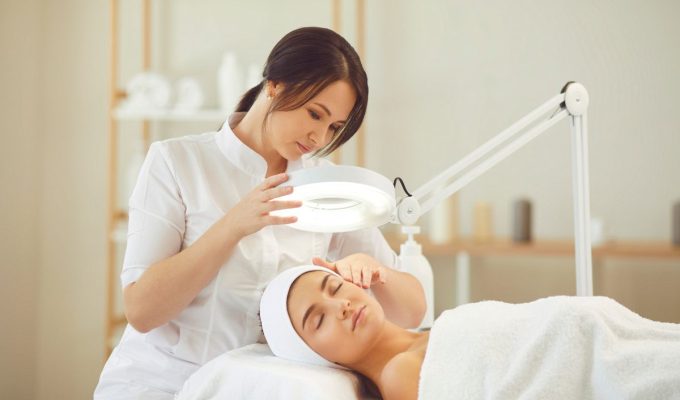 Szalonos arctisztítás közben