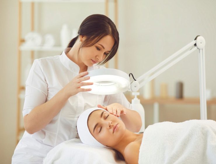 Szalonos arctisztítás közben