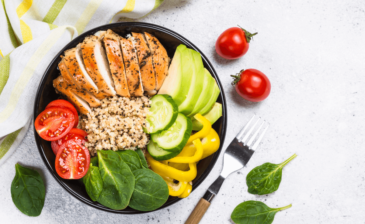 Quinoás csirkesaláta friss zöldségekkel