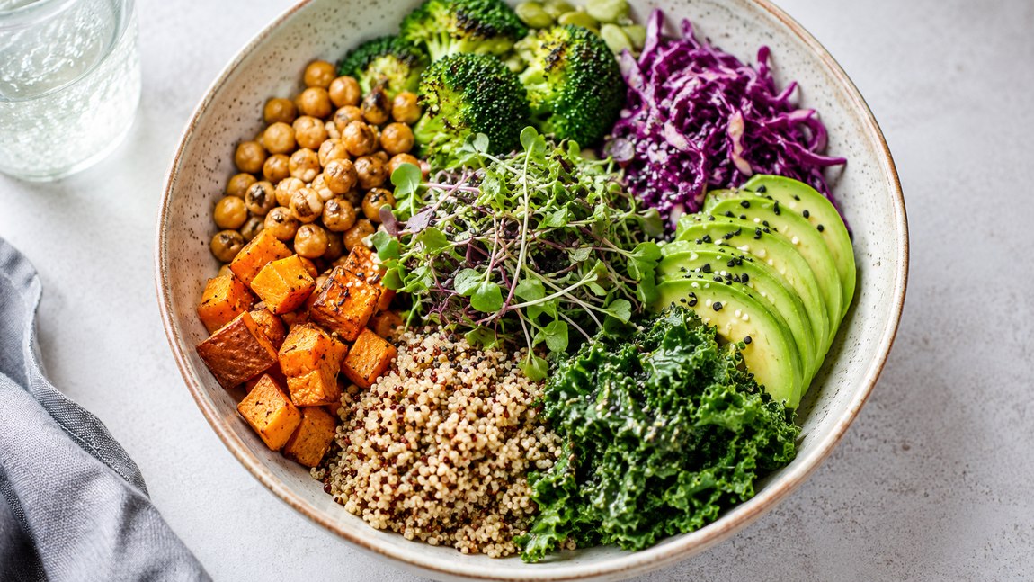 Színes, tápanyagdús buddha bowl zöldségekkel, quinoával és avokádóval