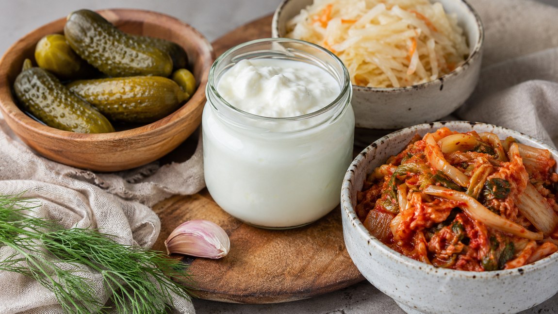 Fermentált, probiotikus ételek: savanyú uborka, joghurt, savanyú káposzta, kimchi