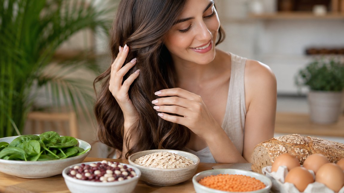 B-vitaminban gazdag ételek a hajért és a körömért: zabpehely, hüvelyesek, tojás és teljes kiőrlésű kenyér