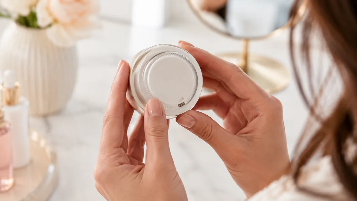 PAO nyitott tégely jelölés ellenőrzése egy arckrém tégelyének alján